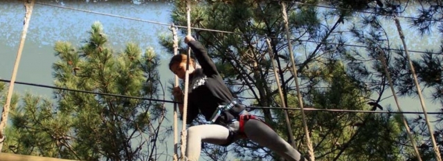 nina avanzando por unos puentes colgantes